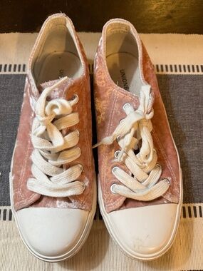UNIONBAY Blush Pink Velvet Low-Top Sneakers